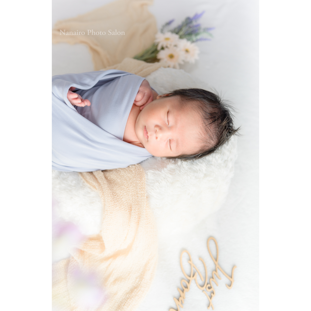 無理のないポージングで進めるニューボーンフォト。フォトグラファーのこだわり