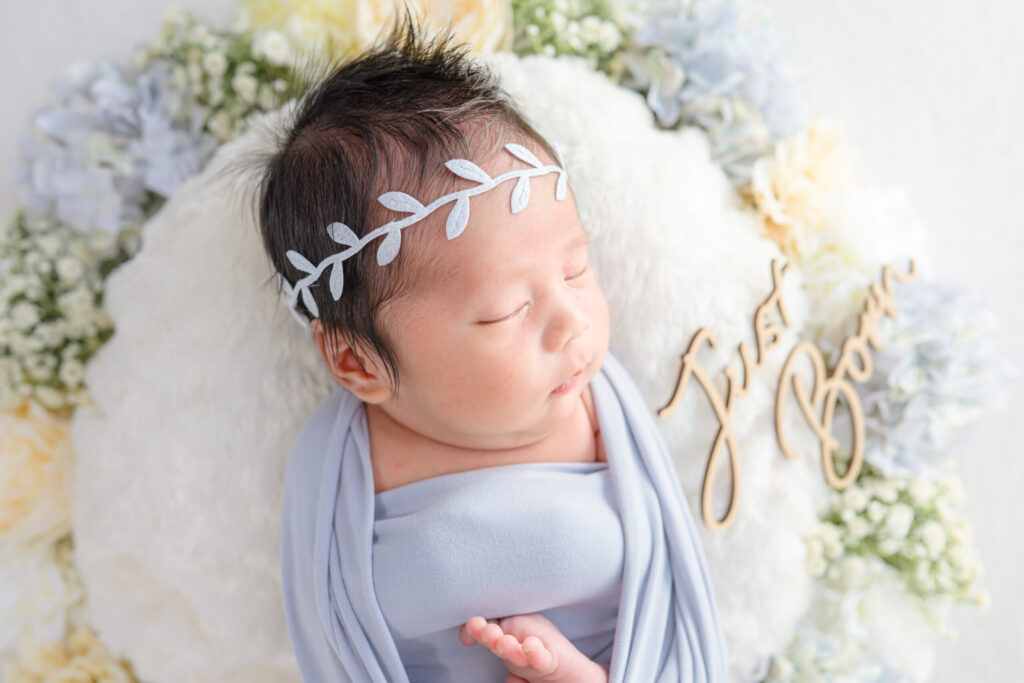 窓からの自然光で撮る、ナチュラルな雰囲気のニューボーンフォト実例。練馬区・板橋区対応