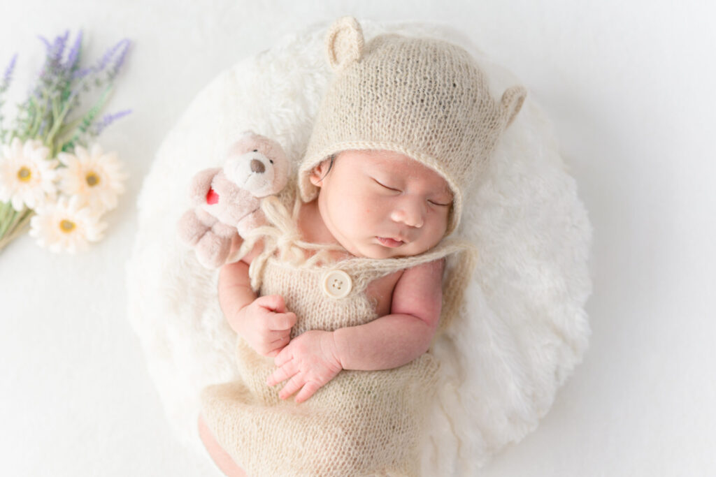 赤ちゃんの可愛さが引き立つ、シンプルな背景と厳選された撮影小物。埼玉県内のご自宅へ出張