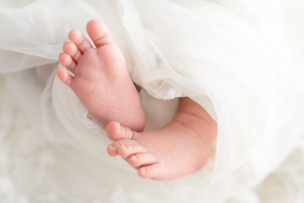 蹴り出すような仕草が可愛い、赤ちゃんの足の動きを捉えたパーツフォト（東京・埼玉）