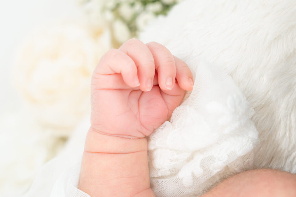 ギュッと握った赤ちゃんの小さなお手て。シワまで愛おしい等身大の記録（東京都内）