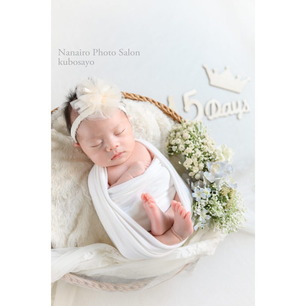ナチュラルブラウンのまるカゴで眠る新生児のニューボーンフォト（埼玉県への出張撮影）
