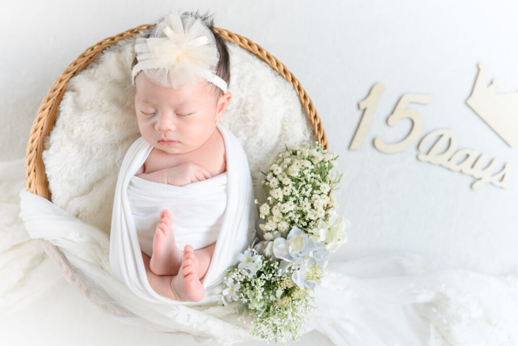 茶色のベビーラップで優しく包まれた赤ちゃんの写真。東京・埼玉のニューボーンフォト