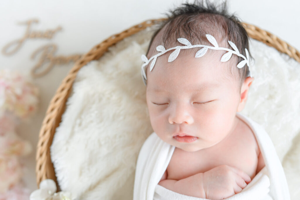 新生児期のやわらかな表情を捉えたポートレート。Nanairo Photo Salonの出張撮影