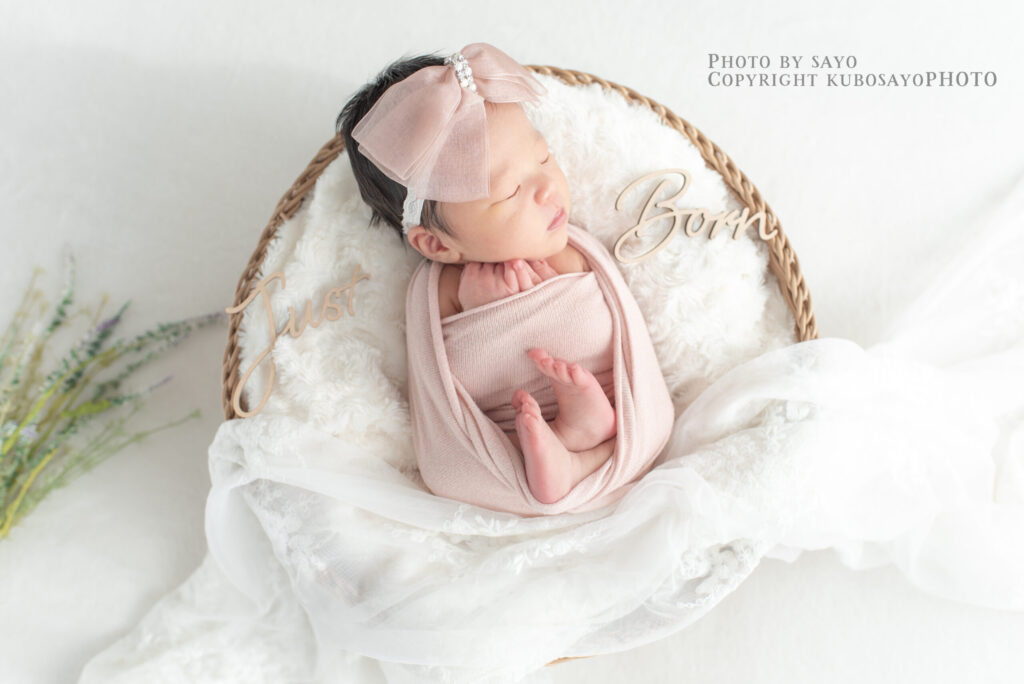 シンプルで落ち着いた背景デザインのニューボーンフォト撮影風景。さいたま市・板橋区対応